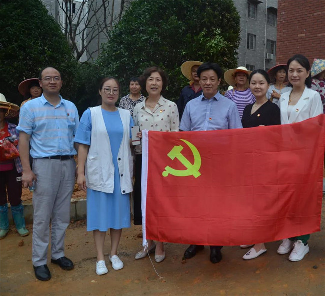 炎炎夏日送清涼，點(diǎn)滴關(guān)懷暖人心——城投集團(tuán)各黨支部開(kāi)展“送清涼”慰問(wèn)一線員工活動(dòng)