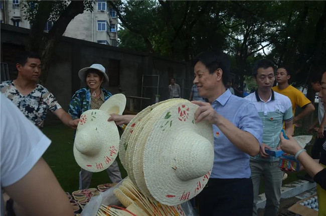 炎炎夏日送清涼，點(diǎn)滴關(guān)懷暖人心——城投集團(tuán)各黨支部開(kāi)展“送清涼”慰問(wèn)一線員工活動(dòng)